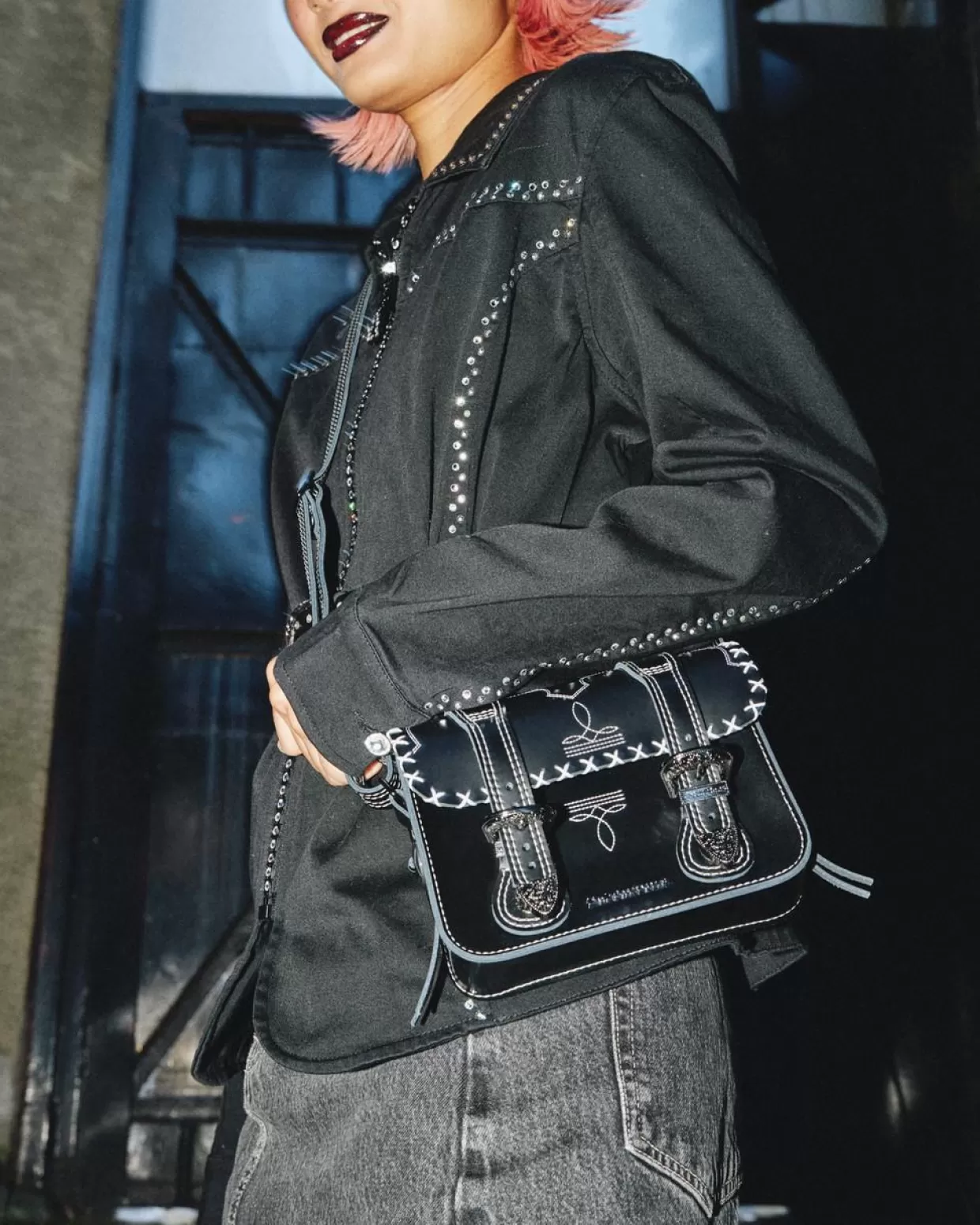 Dr. Martens BORSA A TRACOLLA IN PELLE CON CUCITURE A CONTRASTO 18 CM