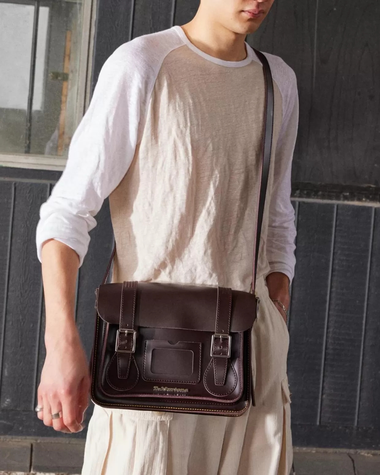 ACCESSORIES Dr. Martens Borsa a tracolla Kiev in pelle Smooth da 28 cm