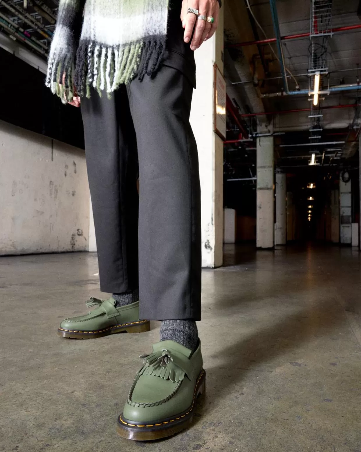 WOMENS Dr. Martens Mocassini Adrian con nappe e cuciture gialle in pelle Smooth