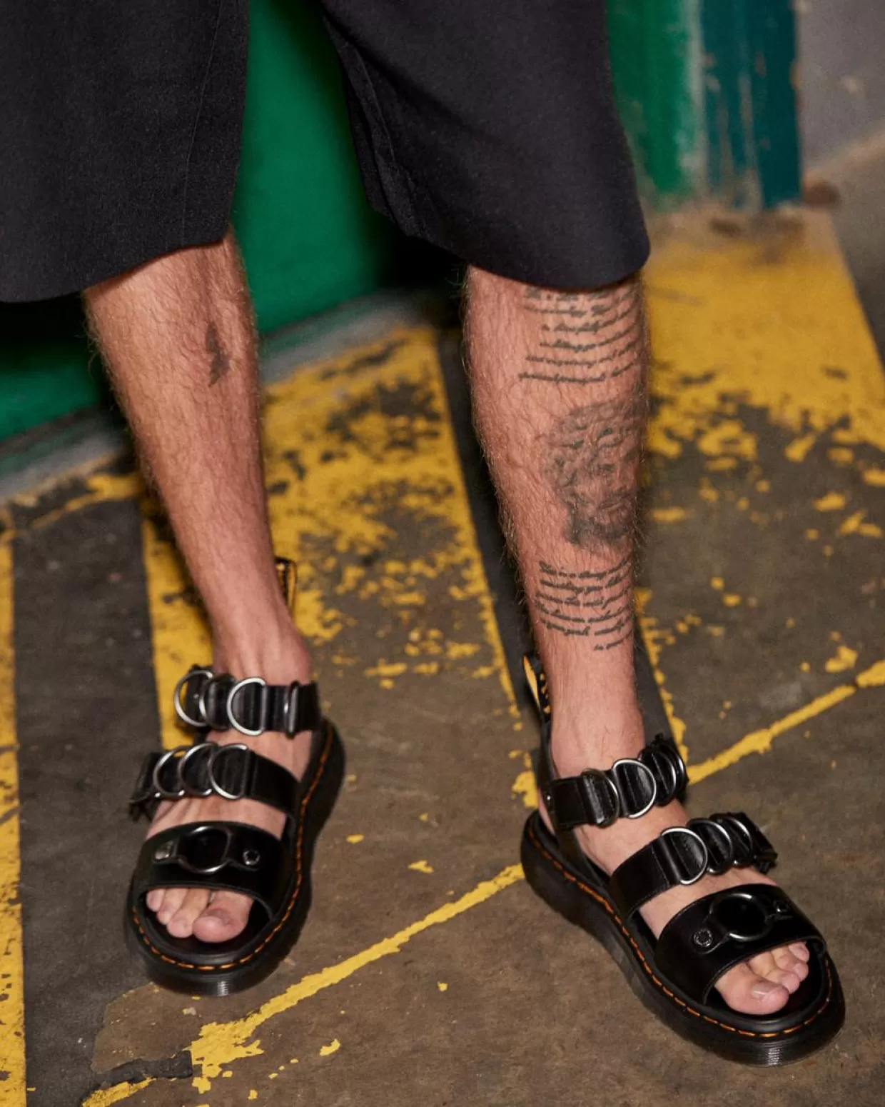 UNISEX Dr. Martens Sandali in pelle Gryphon Alternative Brando con cinturini