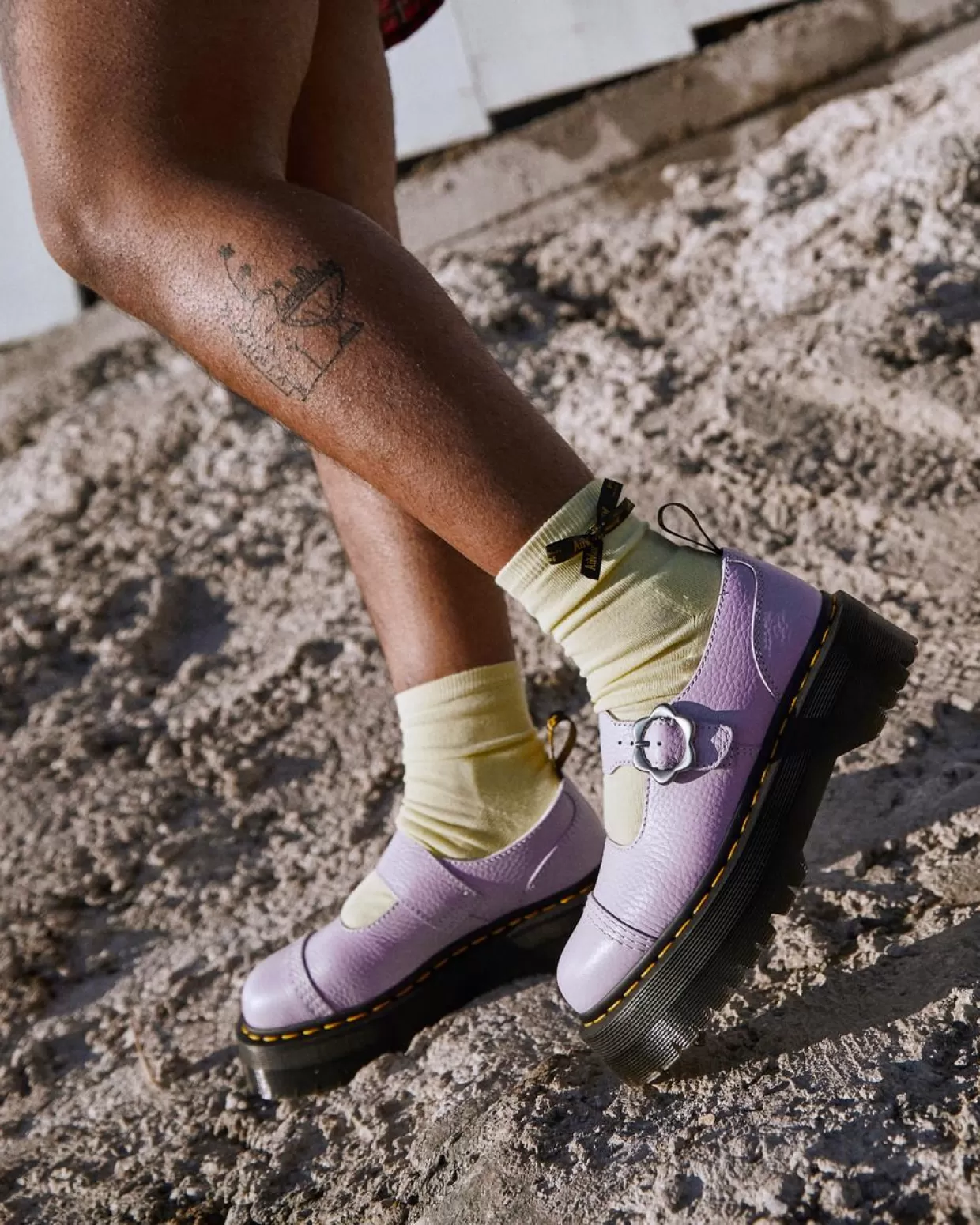 UNISEX Dr. Martens Scarpe platform di pelle Addina con fibbia con fiore
