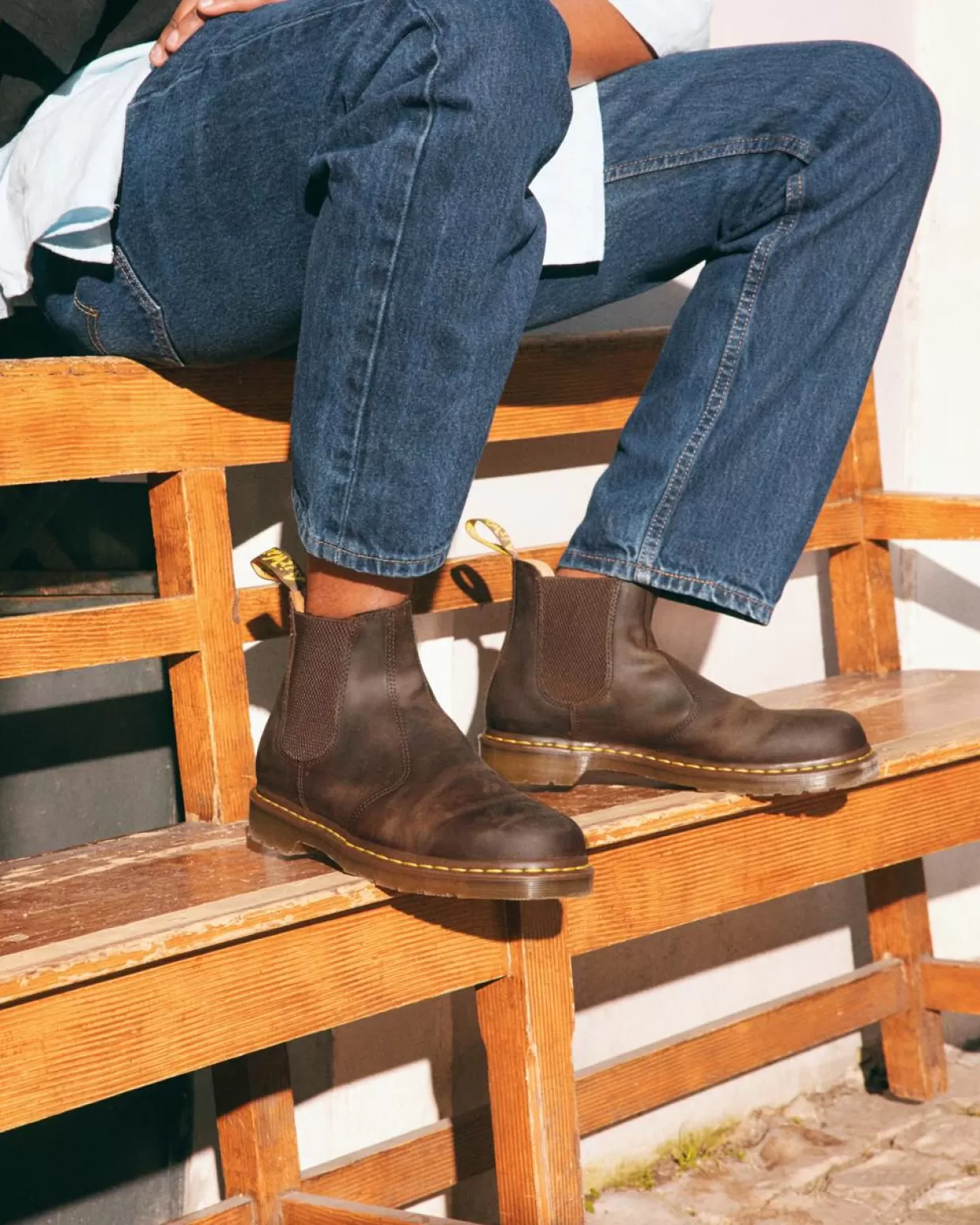MENS Dr. Martens Stivaletti Chelsea 2976 di pelle Crazy Horse con cuciture gialle