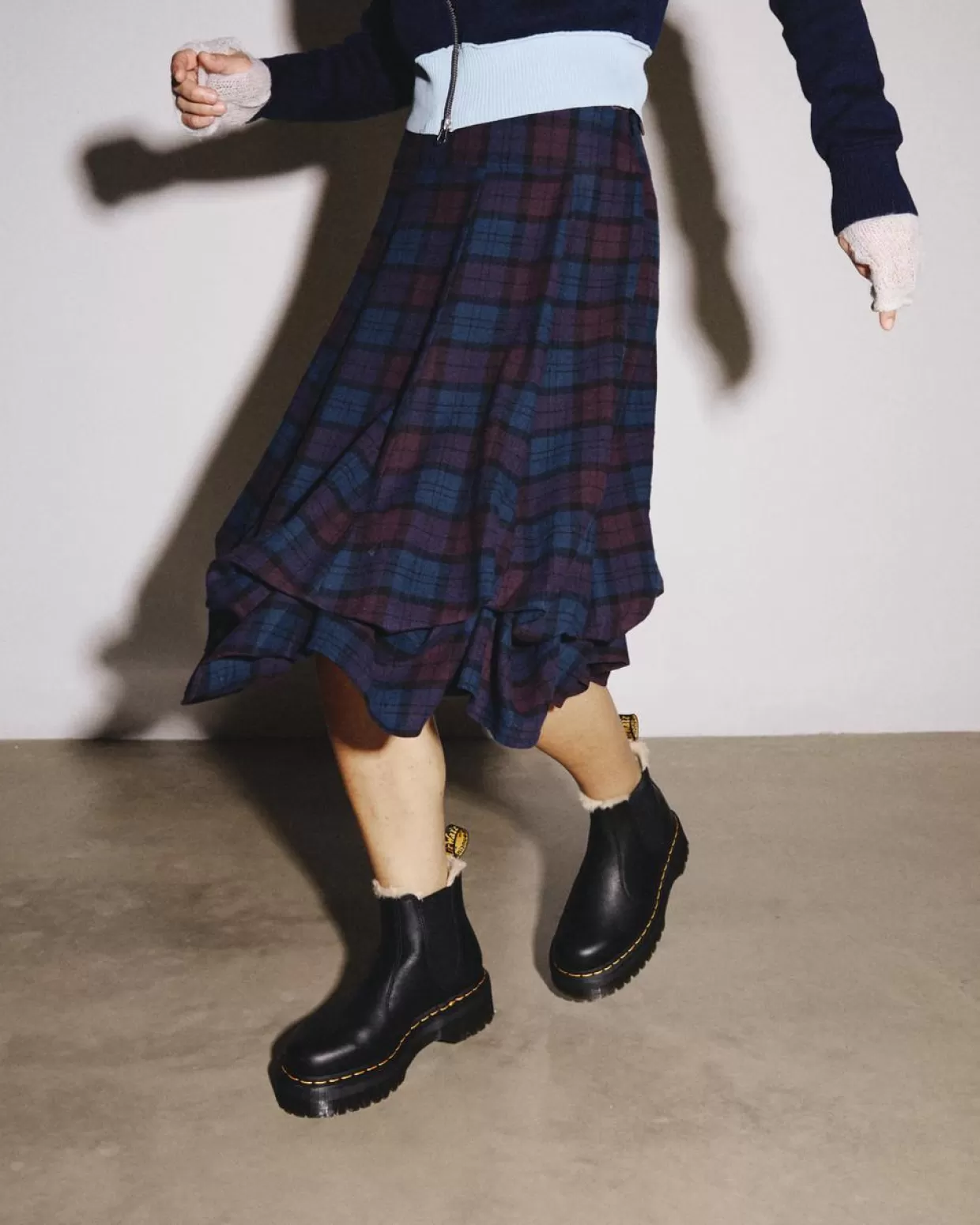 WOMENS Dr. Martens Stivaletti Chelsea Platform Quad 2976 con rivestimento interno in pelliccia sintetica