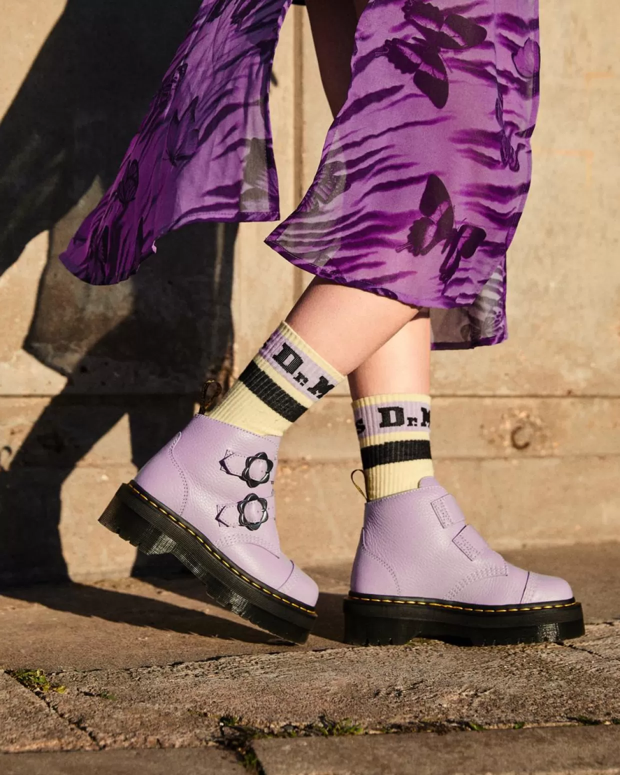 WOMENS Dr. Martens Stivali Platform Devon in pelle nappa fresata con fibbia a fiore