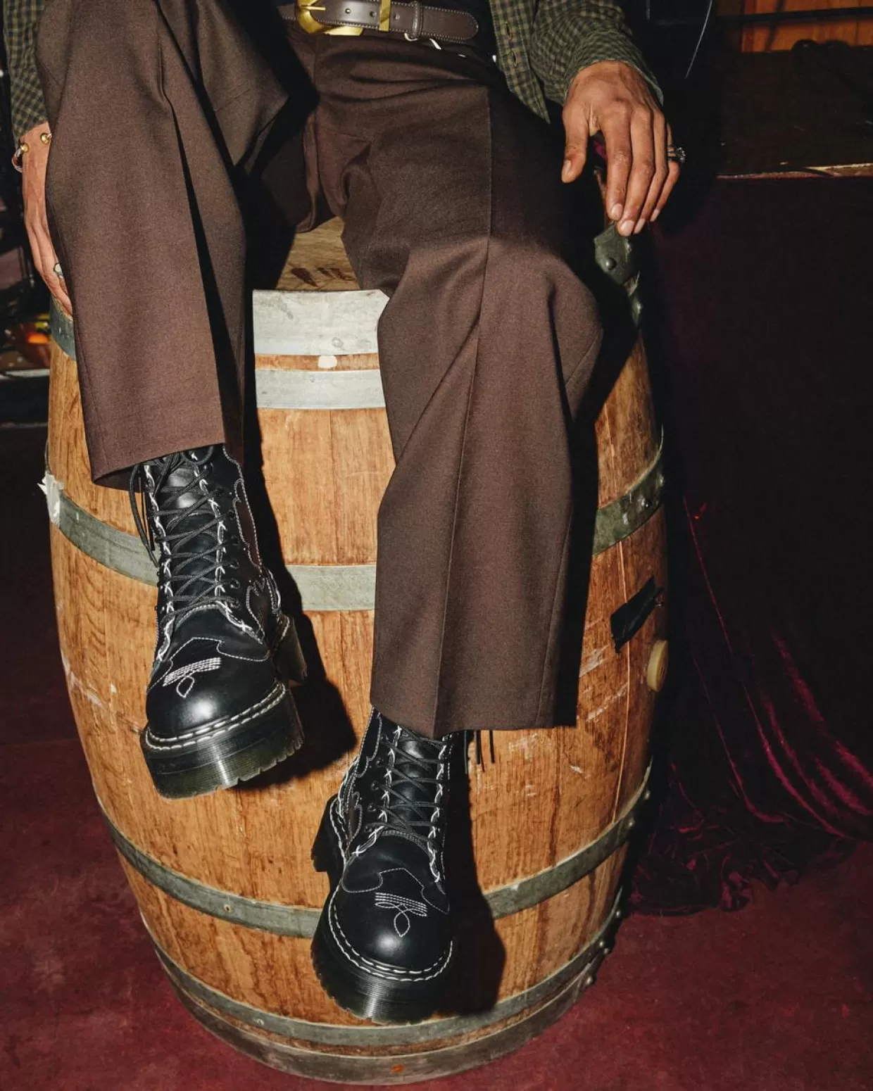 Dr. Martens Stivali platform Jadon Hi in pelle con cuciture a contrasto