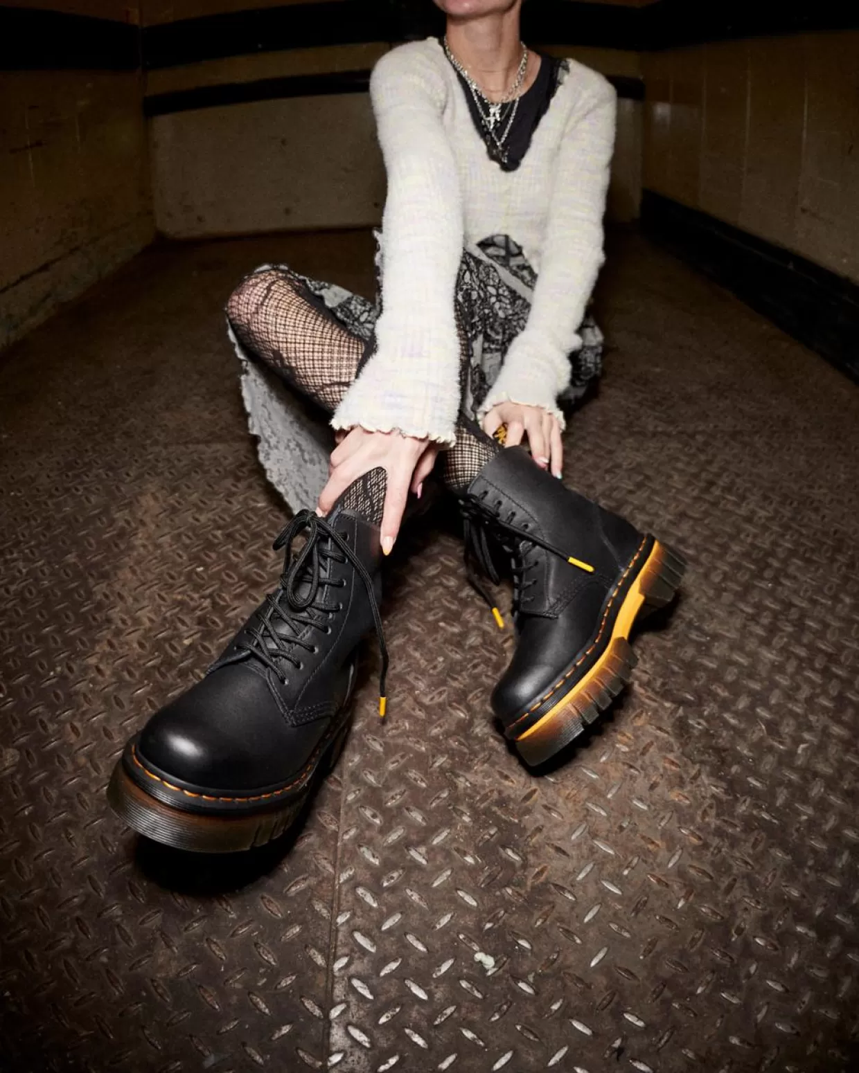 WOMENS Dr. Martens Stivali stringati Platform in pelle con suola a contrasto